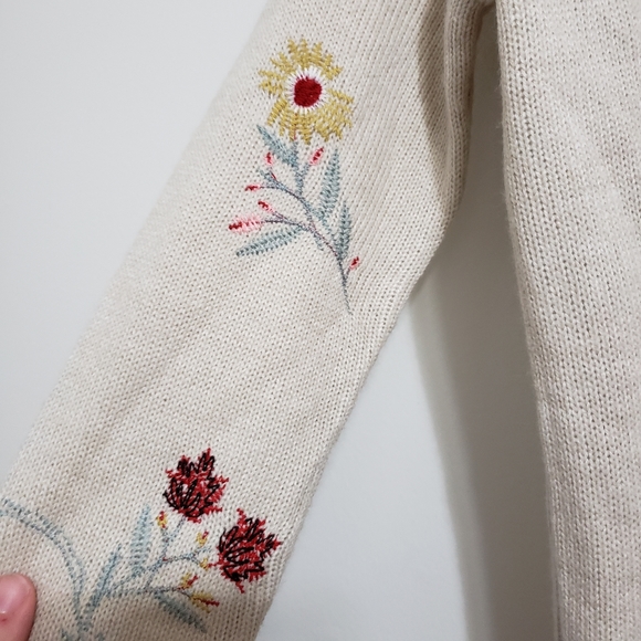 Wyld Hart Floral Embroidered Cream Knit Sweater - Picture 4 of 9